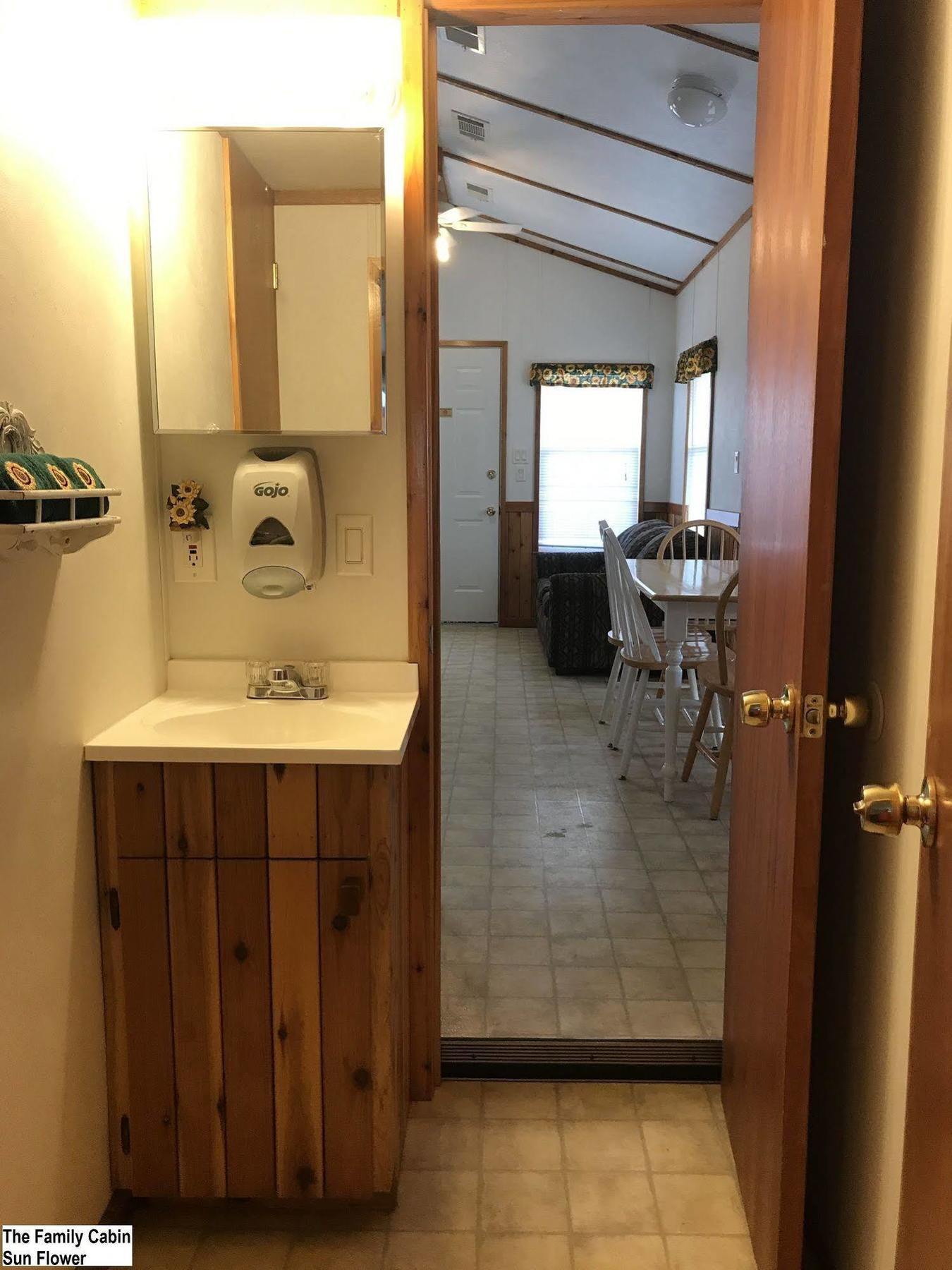 Top Of The Hill Rv Resort & Cabins Waring Bagian luar foto